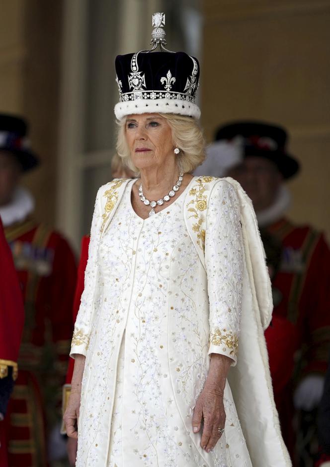 Stylizacje dla kobiet po 50-tce inspirowane królową Camillą 