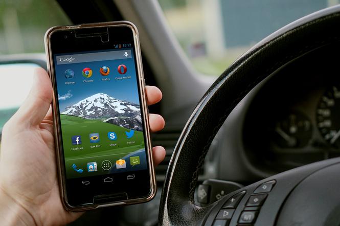 Akcja Telefon. Policjanci karzą kierowców korzystających z telefonów podczas jazdy samochodem