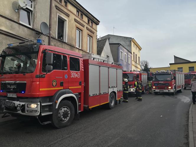 Groźny pożar w kamienicy. Z ogniem walczyło 6 zastępów straży. EWAKUOWANO mieszkańców