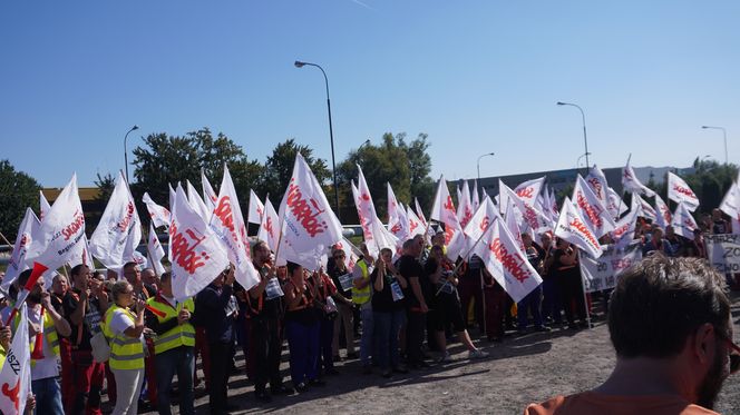 Pikieta pracowników Beko. Pracę straci 1100 osób. „Czujemy się oszukani i sfrustrowani”