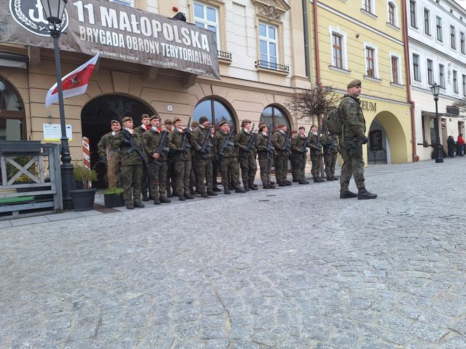 Wojskowa uroczystość na Rynku w Tarnowie