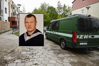 Kolega Grzegorza z wojska ujawnia fakty z przeszłości. Infantylny, nie był bystry