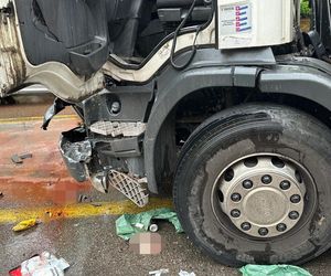 Dramatyczny wypadek w Warszawie. Młody kierowca śmieciarki wyleciał przez okno po zderzeniu z tramwajem