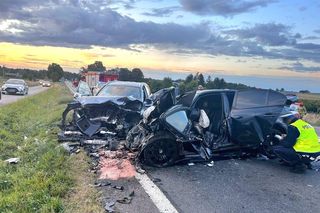 Wypadek na dk17 w woj. lubelskim. BMW czołowo zderzyło się z mercedesem