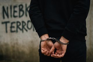 Napadli, zabrali telefon, a żądając kodu PIN uderzyli siekierą. Brutalny rozbój na szczecińskim Niebuszewie