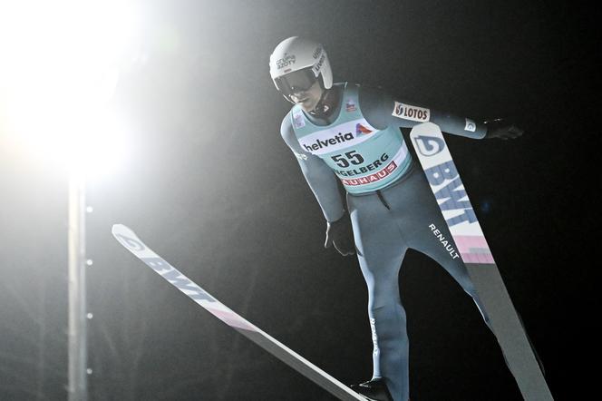 O KTÓREJ GODZINIE SKOKI dzisiaj 27.11 Polscy skoczowie walczą w PŚ w Ruce Skoki narciarskie dzisiaj O KTÓREJ skoki dzisiaj sobota