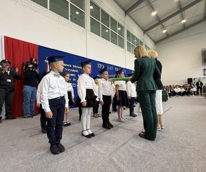 Pierwsza Dama uczciła z uczniami 100 lat od nadania imienia Stefana Batorego Szkole Podstawowej w Liwie