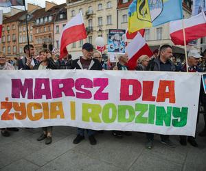 Tysiące ludzi wyszło na ulice Warszawy. Manifestujący wykrzykiwali hasła. Sprzeciwiają się atakom wymierzonym w małżeństwa