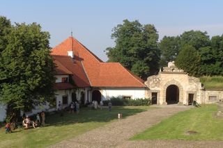 Na tym zamku powstała pierwsza w Polsce książka kucharska. Królowa Bona miała tam jeździć po gzymsie na osiołku