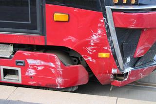 Zderzenie tramwaju z osobówką! Konieczne było ograniczenie ruchu [ZDJĘCIA]