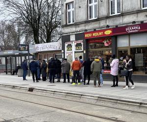 Gorzowianie tłumnie ruszyli po pączki! Tak wyglądały kolejki pod cukierniami i pączkarniami