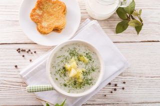 Pachnie latem, smakuje jak u babci – zupa koperkowa, którą zrobisz w 20 minut