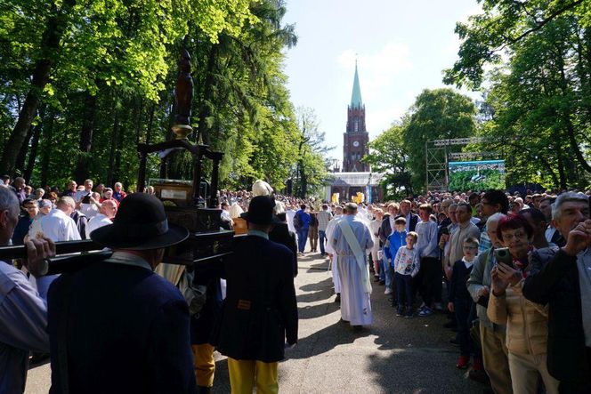 Pielgrzymka mężczyzn do Piekar Śląskich 2025. Tysiące wiernych na Kalwaryjskim Wzgórzu