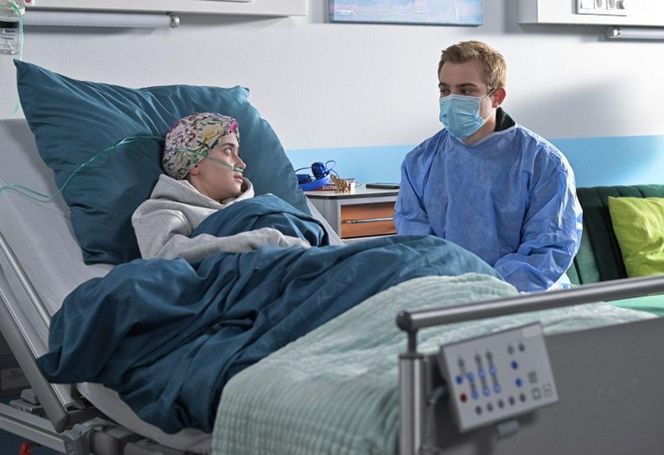 "Pierwsza miłość": Angelika nie ma już nadziei na wyzdrowienie. Prosi Filipa i Białego, by odwiedzili ją ostatni raz...