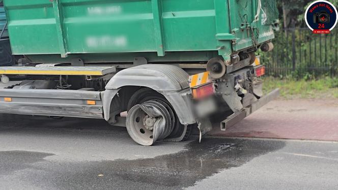 Huknął w śmieciarkę aż urwało koło. Taksówka rozbita, co tam się stało?