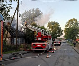 Pożar domu 69-latka pod Radomskiem! Podpalacz podłożył ogień pod sąsiednim budynkiem [ZDJĘCIA]