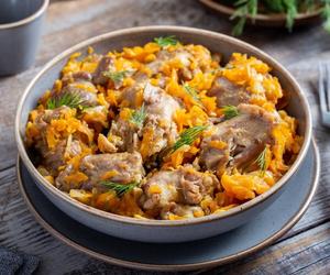 Letni bigos z młodej kapusty i cukinii. Tradycja w nowoczesnym wydaniu