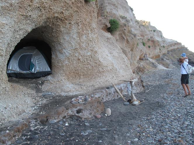 Biwaki w jaskiniach na Nisiros