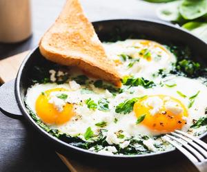 Zielone jajka. Doskonałe źródło energii i smak na piątkę 