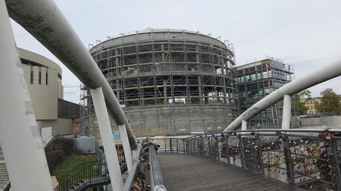 Szklana fasada Opery Nova nabiera kształtów. Rozbudowa wkracza w decydującą fazę!