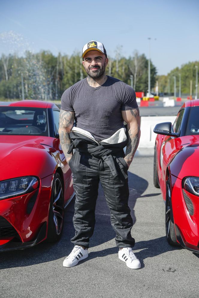 Akop Szostak pokazał mamę, która pod jego okiem sporo schudła. Internauci wprost: "jak siostra"