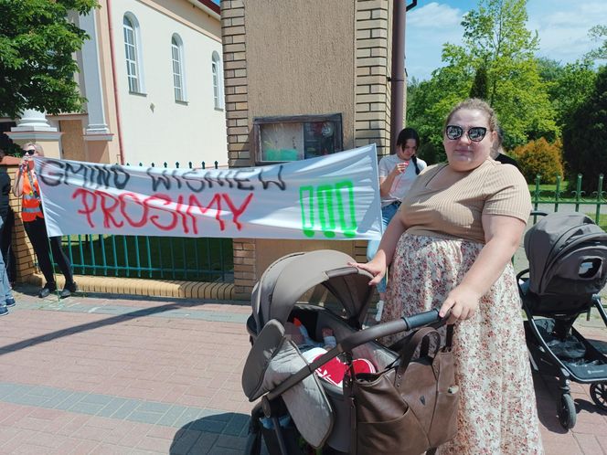 Mieszkańcy protestują: nie damy zabić się asfaltem. „Boję się o życie swojego półrocznego synka”