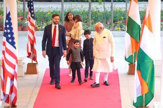 Rozmowy pokojowe w Delhi. Wiceprezydent USA Vance: Rosja i Ukraina będą musiały dokonać wymiany terytoriów.