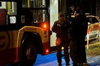 Nieznany sprawca ostrzelał autobus miejski. Celował w kierowcę: „oddał trzy strzały”. Dramatyczny opis