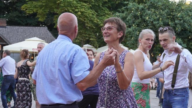 Sielanka na parkiecie w Muzeum Wsi Lubelskiej pod gołym niebem! Za nami kolejna potańcówka w rytmie miejskiego folkloru z Warszawy i Lwowa