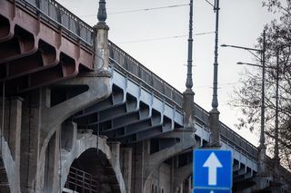 Wjechał wózkiem inwalidzkim na tory na moście Poniatowskiego i jechał w stronę centrum. Tramwaje stanęły