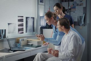 M jak miłość, odcinek 1837: Laura (Klaudia Kulinicz), Kasia (Paulina Lasota), Olek (Maurycy Popiel)