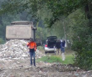 Tragedia w Mostówce. Zwęglone zwłoki mężczyzny przy wywrotce. Zerwała linię energetyczną