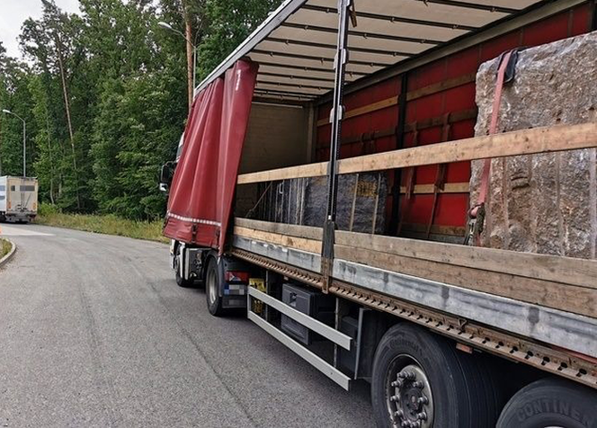 27-tonowy kamień zabezpieczony jednym pasem
