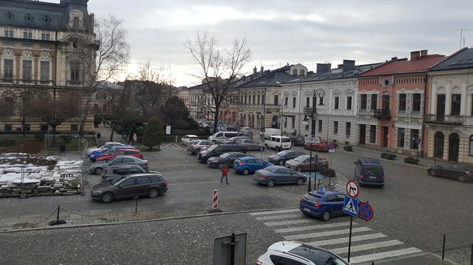 To może być najdroższy parking w mieście. Kierowcy nadal zostawiają samochody na Rynku