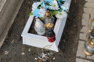 Grób dziecka znalezionego w sortowni śmieci w Zabrzu