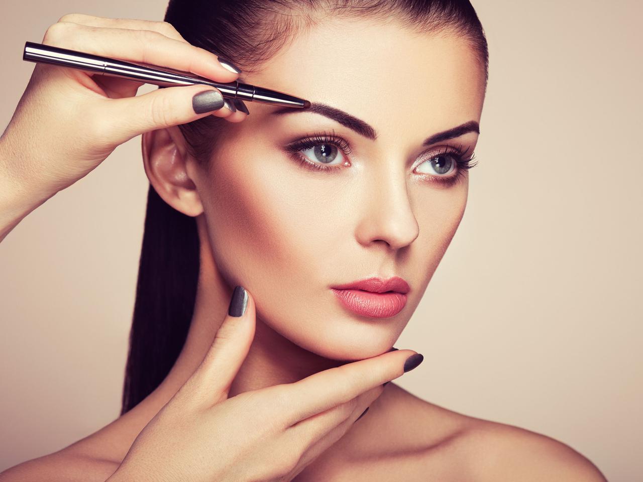 Kosmetyki do brwi: zastosowanie i rodzaje. Jakie zabiegi do brwi wyróżniamy?
