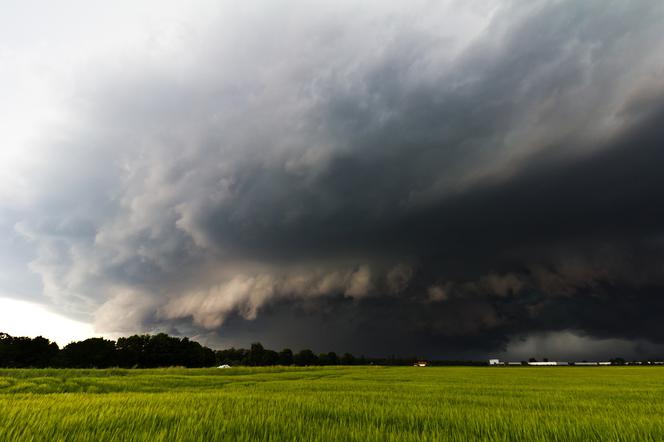 BURZE Z GRADEM nadciągają nad Radom i region. IMGW „Zagrożenie życia i zdrowia”