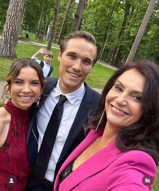 M jak miłość po wakacjach. Małgorzata (Aleksandra Pieczyńska), Aneta (Ilona Janyst), Olek (Maurycy Popiel), Szymek (Staś Szczypiński)