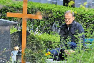 Premier Donald Tusk wybrał się na cmentarz. Już 5 lat  tęskni za mamą