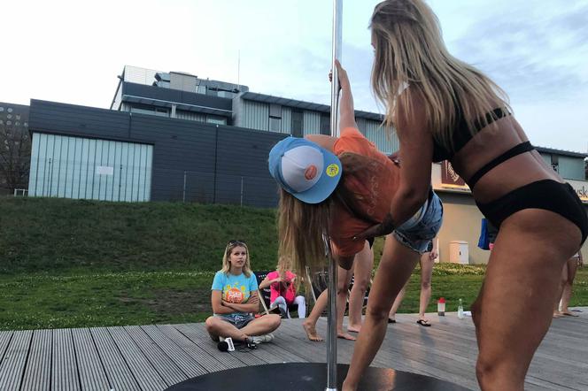 ESKA Summer City ćwiczyła pole dance na plaży razem z Pole Dance Insitute