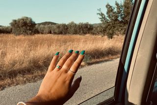 Ten kolor na paznokciach zatrzyma lato na dłużej. Dekadę temu był prawdziwym hitem! 