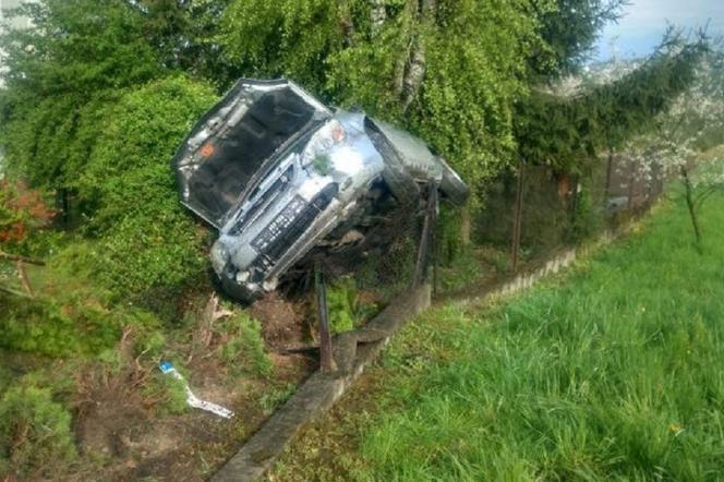 Najpierw się napił, a później wsiadł za kółko. Jazdę pod wpływem zakończył na płocie