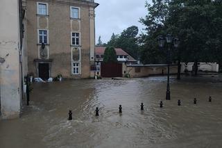 Krytyczna sytuacja w Kłodzku. Okropnie leje, ulice i domy zalane, potrzebujemy pomocy