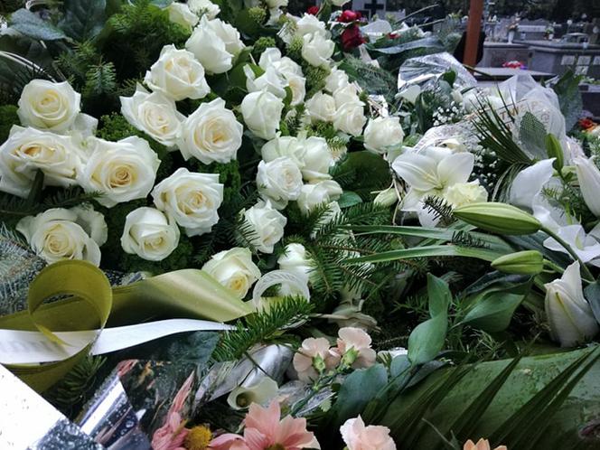 Tragedia w Salisbury. Zamordowane kobiety pochowane w Tarnowie. Grobu nie widać spod kwiatów