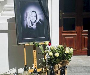 Uniwersytet Warszawski w żałobie. Przed budynkiem wystawiono zdjęcie zabitej 53-latki