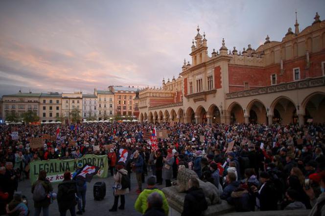 "Ani jednej więcej". Kolejny dzień protestów. Ulicami Krakowa przeszedł tłum ludzi [ZDJĘCIA]