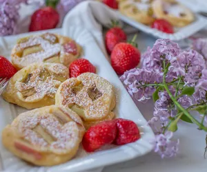 Placuszki rabarbarowe. Słodka petarda na talerzu
