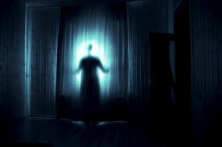 Miałaś sen o zmarłej osobie? Prawdopodobnie jej dusza próbuje coś Ci przekazać. Ksiądz wyjaśnił, jak jej pomóc