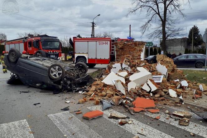 Radomsko. Kapliczka kompletnie zniszczona. Szokujący wypadek. Policja poszukuje mężczyzny z renaulta [ZDJĘCIA]