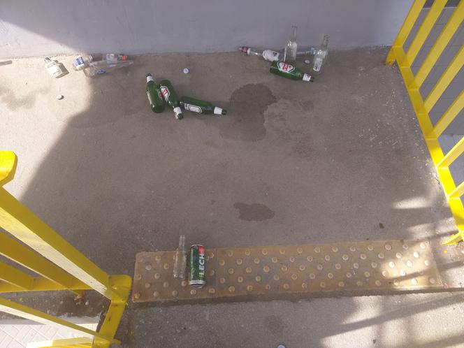 Rzeszów: Dworzec Lokalny za 20 milionów a obok szkło po alkoholu spadające na głowę 